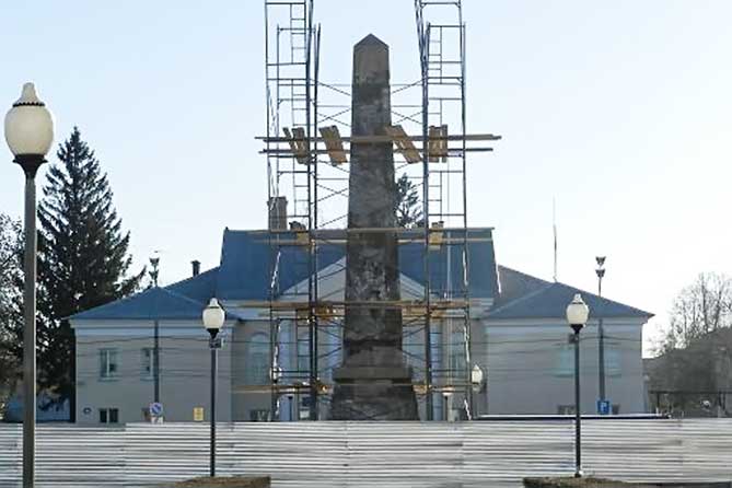 Площадь Свободы обелиск