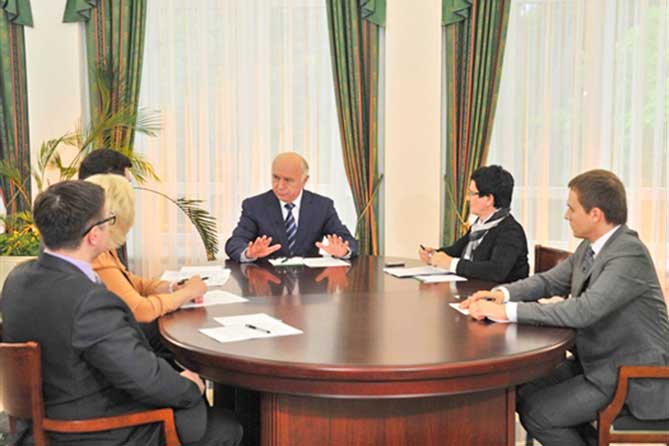губернатор Самарской области за столом