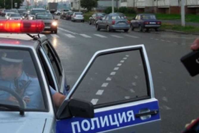 полицейский в автомобиле