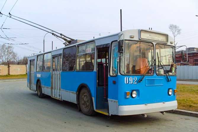 синий старый троллейбус