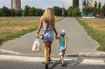 девушка идет с ребенком по улице