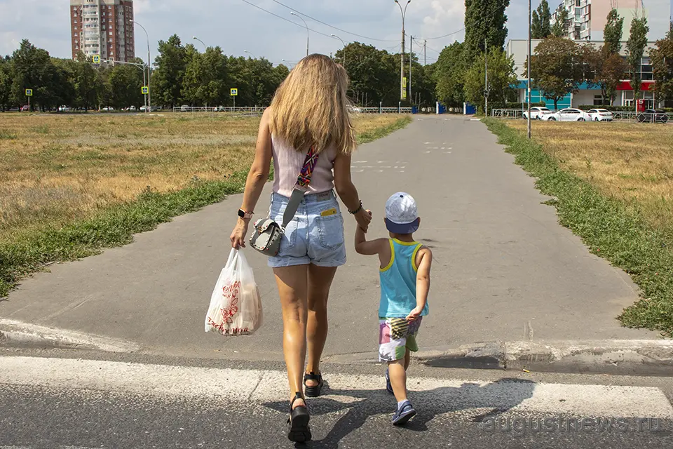 девушка идет с ребенком по улице