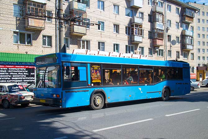 муниципальный автобус едет по дороге