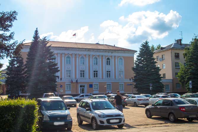 здание думы Тольятти летом