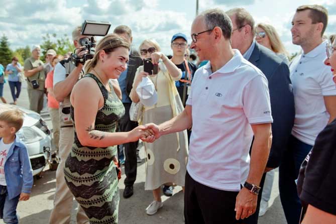Президент ПАО''АВТОВАЗ'' жмет руку девушке