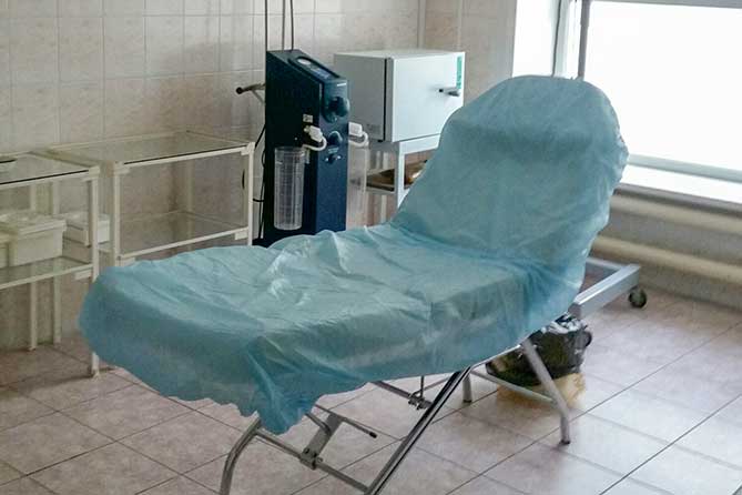 больничное кресло в операционной косметолога