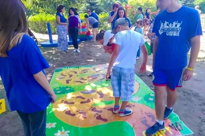 дети и молодежь играют в игру в Центральном парке