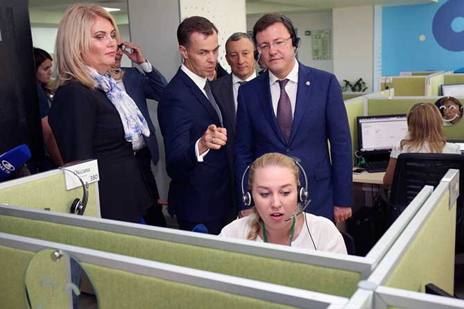 девушка принимает обращение клиента сбербанка