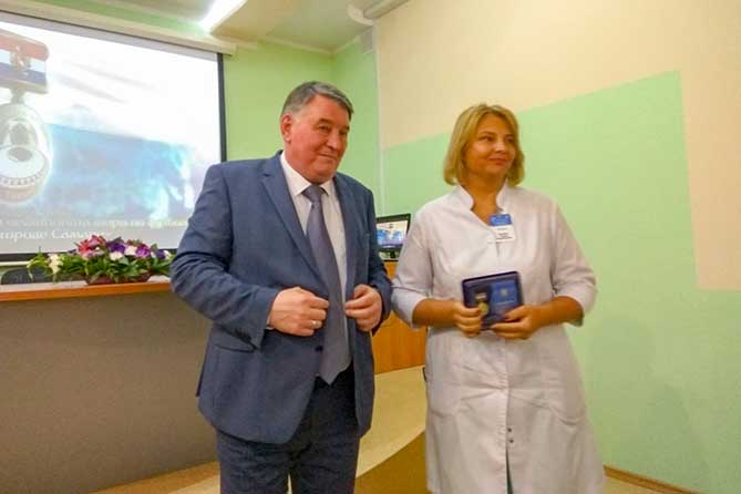 министр здравоохранения СО награждает медицинских работников