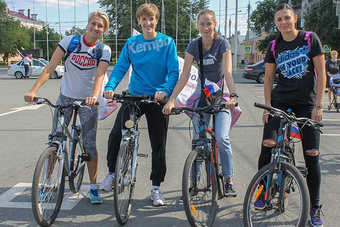 четыре девушки на велосипедах