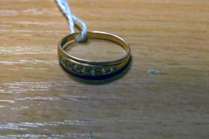 кольцо лежит на столе