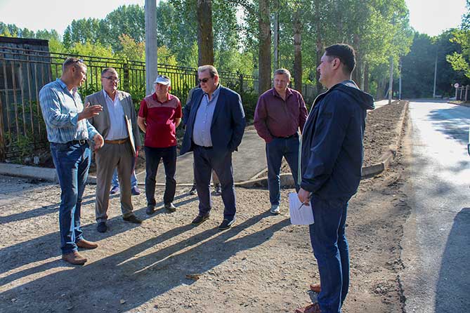 осматривают и обсуждают новую дорогу