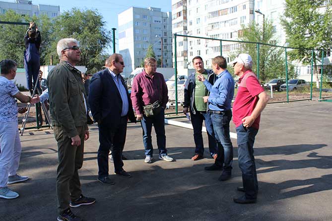 возводят забор около спортивной площадки