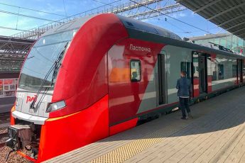 скоростной электропоезд "Ласточка" стоит на вокзале