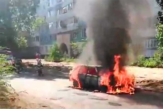 горит машина возле дома на улице Мурысева