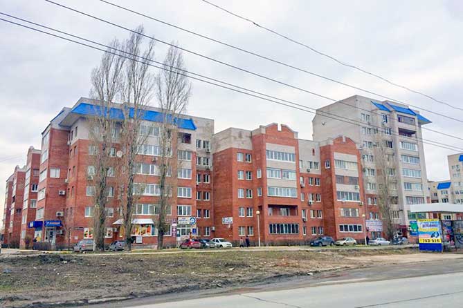 жилой дом квартира многоэтажный двор постройка жилой дом около дороги