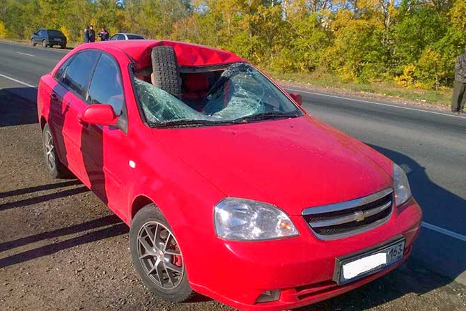 авария колесо лобовое стекло дтп колесо влетело в автомобиль