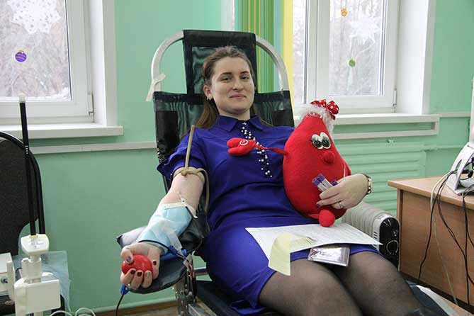 девушка сдает донорскую кровь