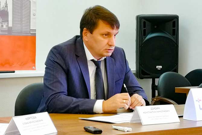 директор Самарского филиала ОАО «ЭнергосбыТ Плюс» за столом