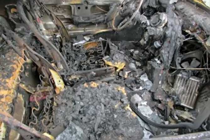 сгорел салон автомобиль поджог авто пожар остатки сгоревшего автомобиля