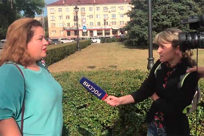 женщина говорит в микрофон