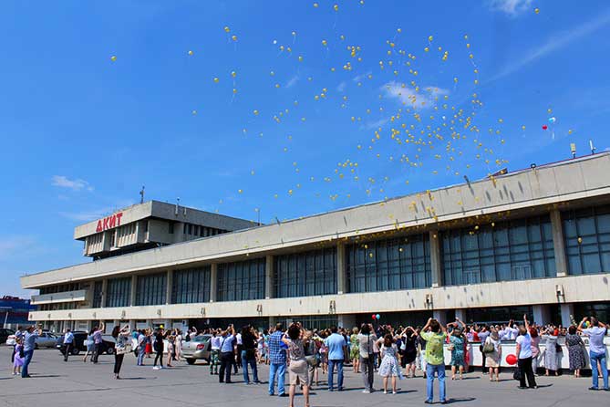 горожане выпускают воздушные шары возле ДКИТ