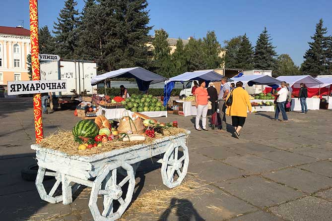 овощи на телеге и павильоны на Центральной площади