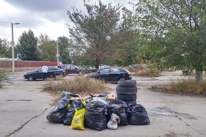 мусор в мешках около рынка Автозаводского района