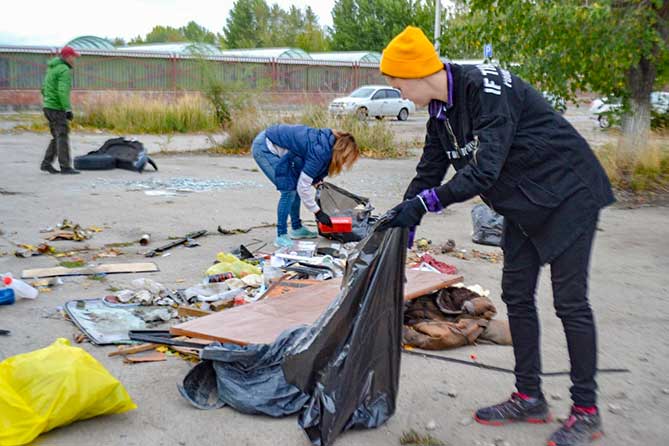 волонтеры убирают мусор около рынка Автозаводского района