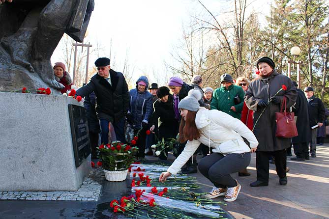 горожане возлагают цветы в память жертвам политических репрессий