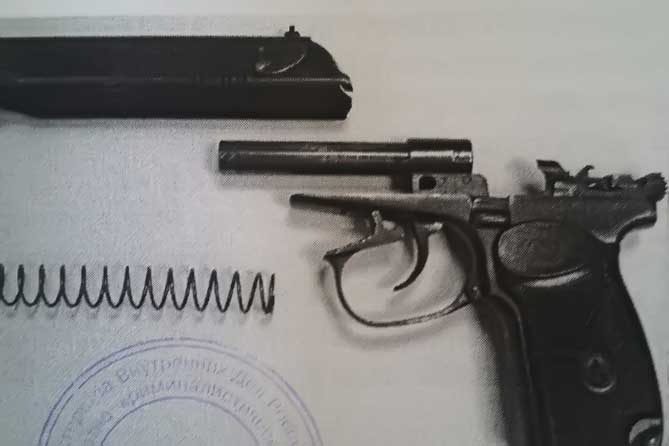 пистолет Макарова лежит на столе