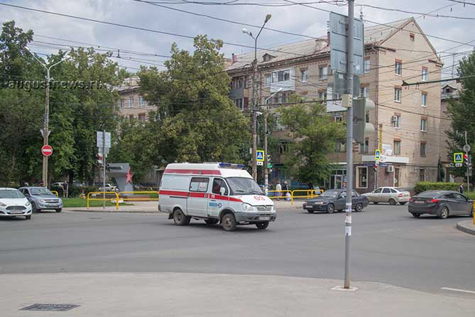скорая помощь едет на вызов