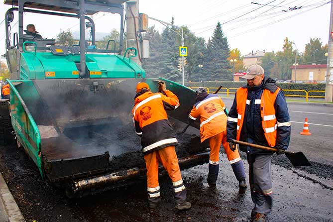 рабочие ремонтируют дорожное полотно на улице Горького
