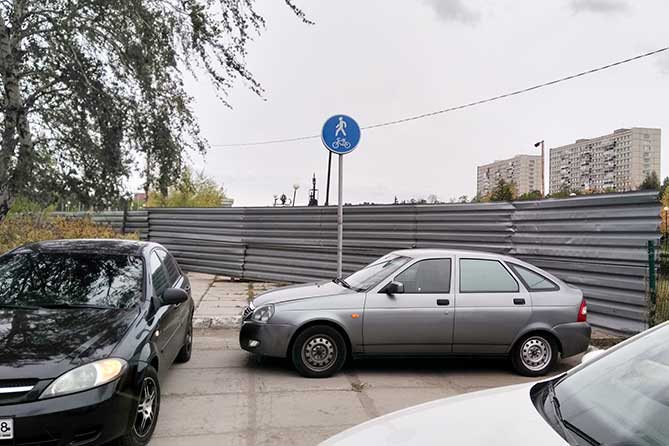 забор в Автозаводском районе между улицами Реводюционной и Юбилейной
