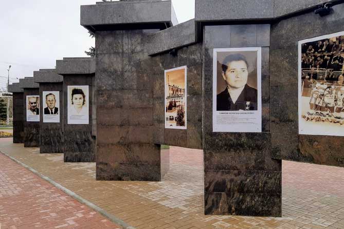 Аллея Славы в Центральном районе с фотографиями известных людей