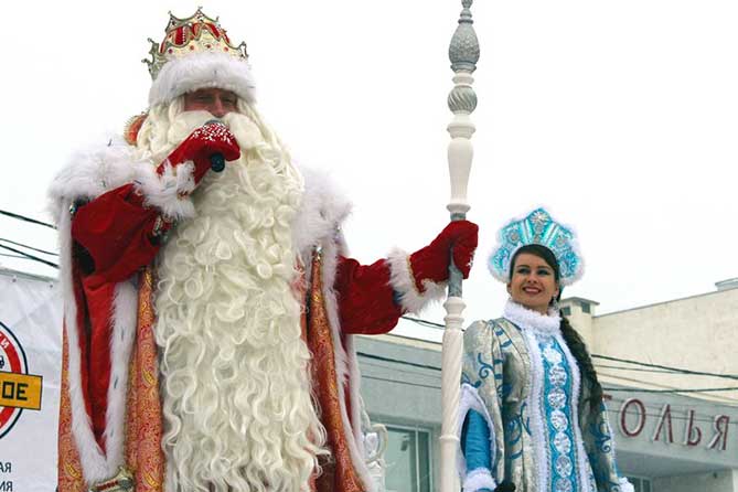 Дед мороз и Снегурочка поздравляют жителей возле ДК "Тольятти"