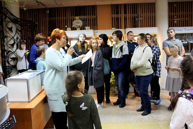 посетители музея слушают экскурсовода