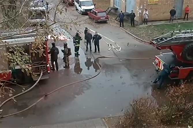 две машины пожарных около дома