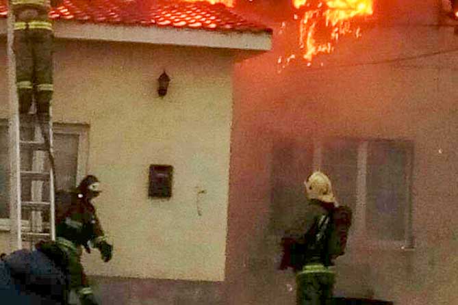 пожарные около горящего дома