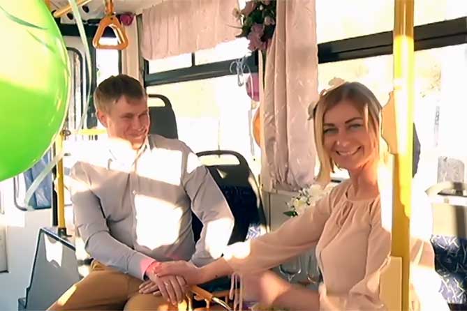свадьба в городском троллейбусе