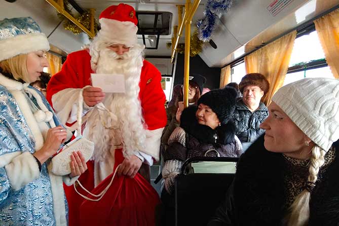 Дед мороз и Снегурочка поздравляют пассажиров
