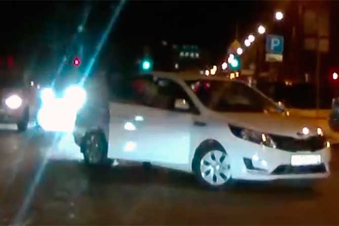 белый автомобиль