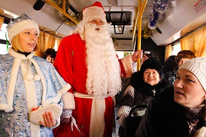 Дед Мороз и Снегурочка с новогодними похдравлениями в общественном транспорте
