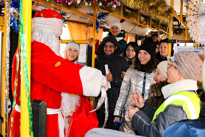 Дед Мороз поздравляет тольяттинцев с Новым годом в автобусе