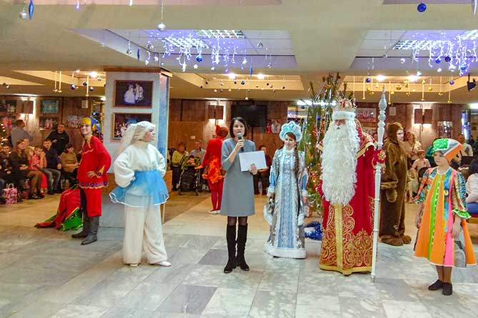 Дед Мороз и Снегурочка в ДК "Тольятти" поздравляют детей