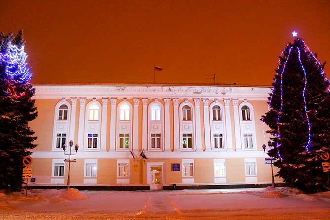 фасад здания Думы на Новый год