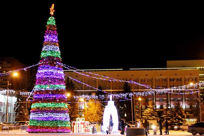 украшенная новогодняя елка на Центральной площади
