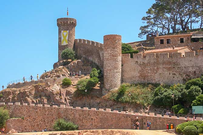 красивая крепость в испании
