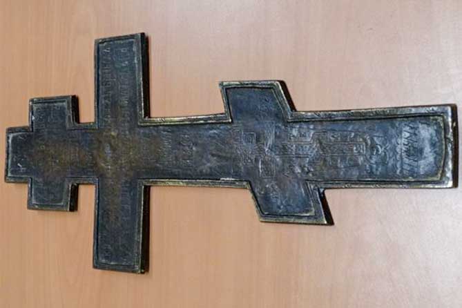 церковно-славянский текст на обороте старинного креста