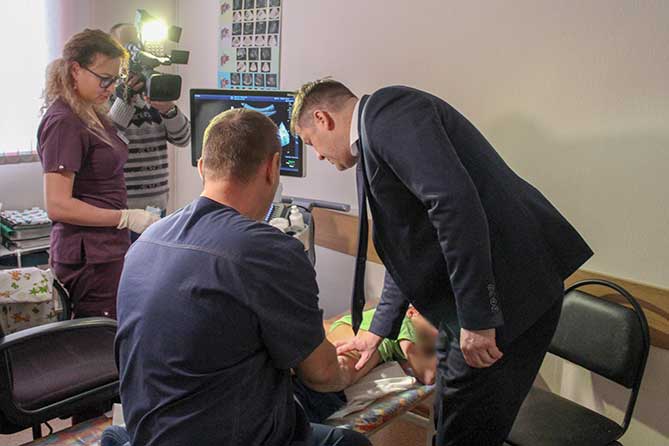 министр здравоохранения самарской области михаил ратманов осматривает больного